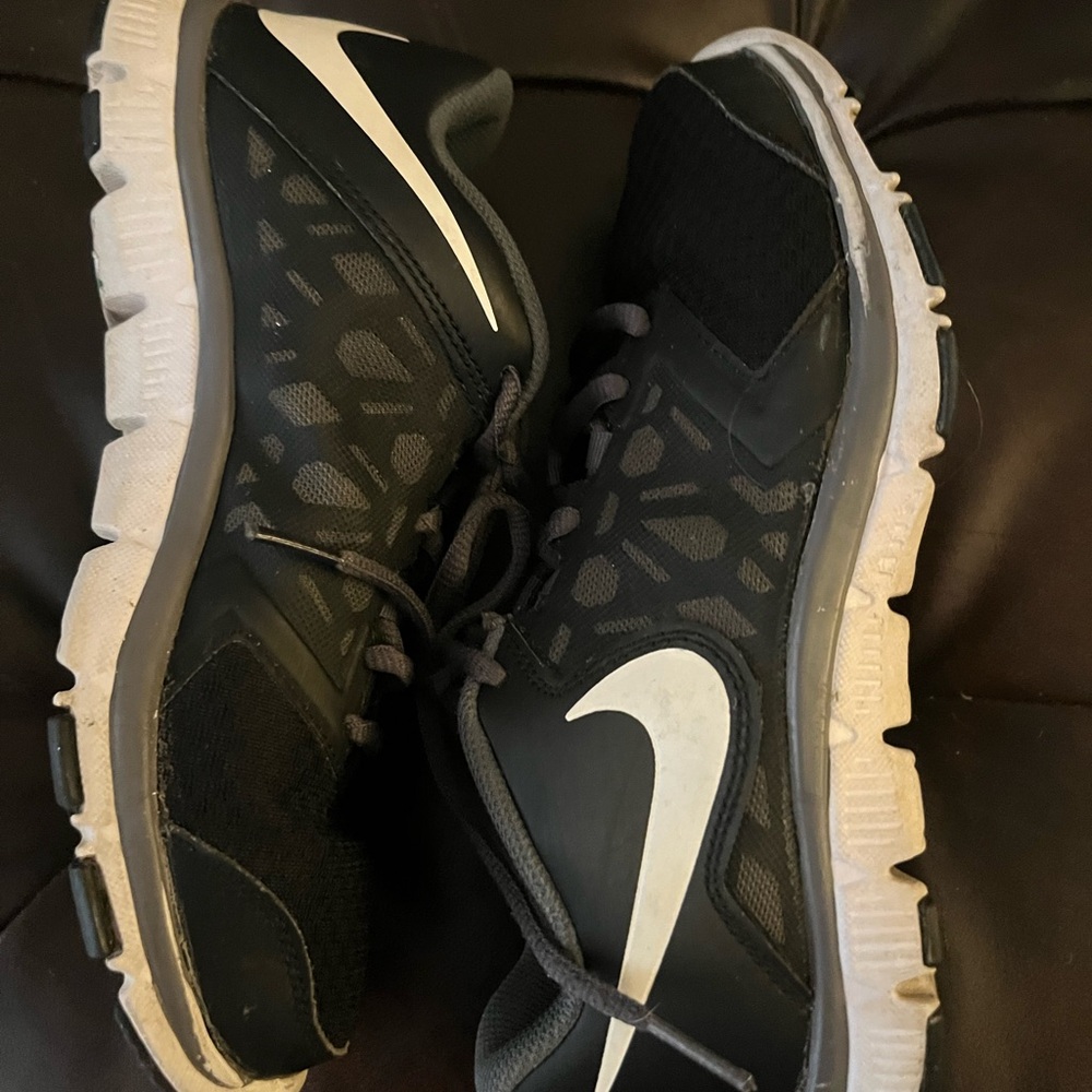 Nike Kids Black and White Athletic Shoes Size 5Y